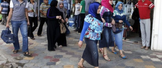 تتسع الفجوة بين الأجيال بينما يتبنى الشباب العراقيون الأزياء الغربية